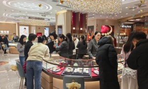 持续上涨！现货黄金站上4800美元