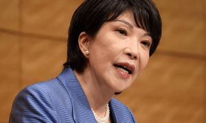 中日交恶80天后，美高官落地日本，高市早苗马上改口，特朗普态度耐人寻味