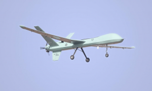 伊朗主动出击，无人机出动直逼美军航母！掌控霍尔木兹海峡，一招扭转局势