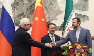 美航母舰队已到伊朗家门口，中俄防长紧急通话，释放了一个明确信号