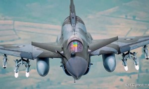 歼10现身印度阅兵式，还没有起飞，就被导弹炸毁在机库