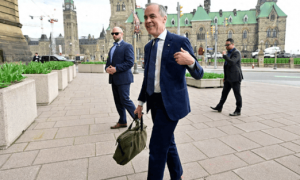 中美形势大变？特朗普想通了，美军连夜通告全球，对中国不能来硬的