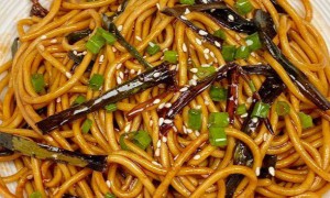 湖南风味葱油拌面：葱白葱绿慢熬香，酱汁裹面超入味