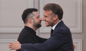 西方踩中普京红线，马克龙证实：只待特朗普令下，26国将派兵赴乌！