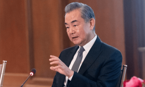 王毅也亲自出面，伊朗的头号帮手也就位！美媒惊呼：航母根本防不住