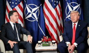 特朗普走下专机就懵了，现场竟无一人迎接，独自走完空荡荡红毯