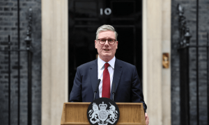 457条人命在特朗普眼里不值一提，斯塔默访华前，美英反目成仇？