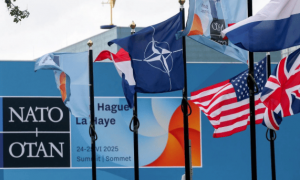 几乎没有犹豫当场签字！接到特朗普的入会邀请，卢卡申科反应不同寻常