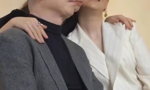 徐帆回应离婚7个月后，67岁冯小刚再惹争议，养女徐朵成了导火索