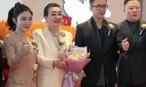 最扎心的中国式母子，张兰被汪小菲吐槽后同框了！儿子嘴唇紧抿直播不自在 兰姐笑对粉丝