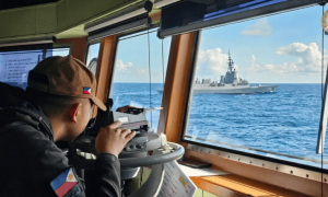 仁爱礁多艘菲舰原地打转，美国盟友袖手旁观，菲律宾上将最后时刻怕了