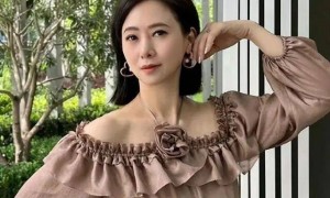 57岁翁虹近况曝光！二婚嫁给健身教练，如今19岁女儿比她还漂亮