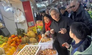 黄仁勋抵达北京，现身北京王府中环吃云南菜；此前在上海陆家嘴逛菜市场