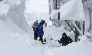 俄罗斯暴雪堆出9层楼高的雪坡？中国留学生回应：假的，视频为AI生成