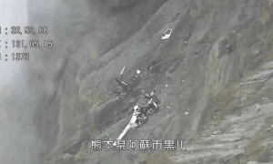 日本载两名中国台湾游客的观光直升机火山口附近失事：机身几乎粉碎，机上人员下落不明