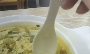 满满一盆？浅浅一层！知名餐饮给菜盆穿“内增高”！上海有多家门店