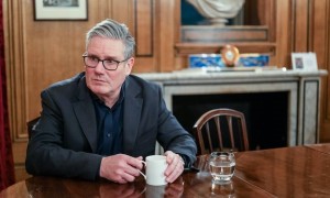 时隔8年英国首相再次访华，中英关系如何从对抗转向务实？