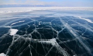 贝加尔湖冰面翻车事故致中国游客死伤，中领馆：严禁违规穿越冰面，切勿轻信“老司机”
