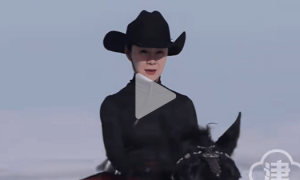 贺娇龙公开悼念仪式今日在昭苏举行，现场车辆绵延数公里：有市民清晨驱车数百公里送别