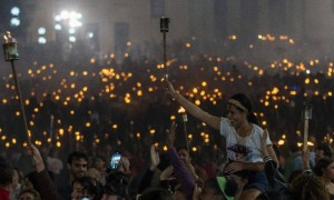 特朗普宣布国家紧急状态，威胁对向古巴提供石油的国家加征关税！他还对加拿大放话：若不纠正，对其飞机加征50%关税