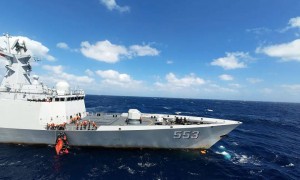 现场画面公开！南部战区海军紧急救援外籍货轮