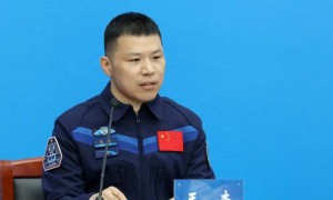 神二十成功着陆，任务取得圆满成功：返回舱外观总体正常，舱内下行物品状态良好；曾遭空间碎片撞击，乘组陈冬讲述“相信地面，相信自己”