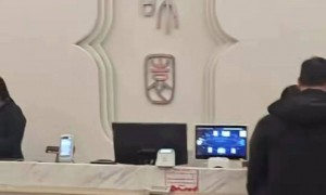 河南周口一男子强闯女澡堂打人，当时有多名女性在洗澡，店家：工作人员制止也被推倒，人已被警方控制