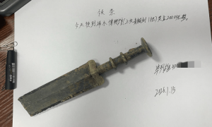 对话挖出古剑上交博物馆男子：工作忙挖出10天后才交 博物馆多次提醒注意安全